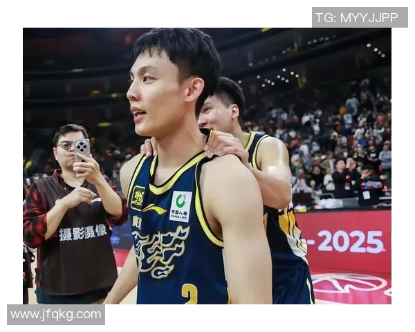 广东宏远无缘季后赛,遗憾告别CBA赛场,球迷不舍球队结束赛季征程 广东宏远无缘季后赛,遗憾告别CBA赛场,球迷不舍球队结束赛季征程